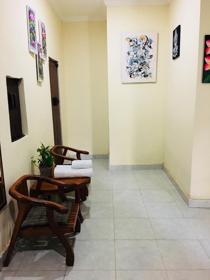 Local Family House Hotel กีอันยาร์ ภายนอก รูปภาพ